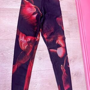 Ultracor Women's Black Red Abstract Print Ankle Leggings Size M Elastic Waist